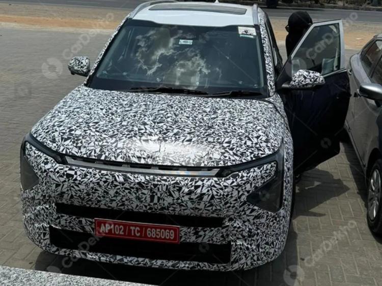 Kia Carens Facelift Spied