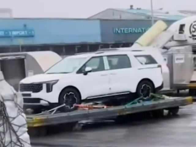 kia carnival spotted at delhi airport